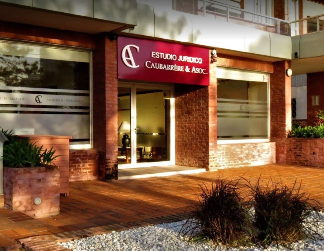 Fachada del Estudio Caubarrère & Asociados en Punta del Este